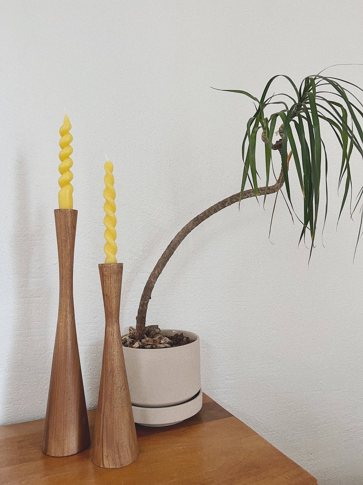 Spiral taper candle: Milk